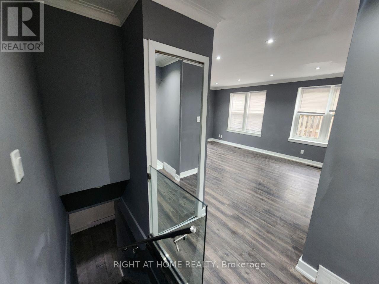 












44 OVERTON CRESCENT

,
Toronto (Banbury-Don Mills),




Ontario
M3B2V2

