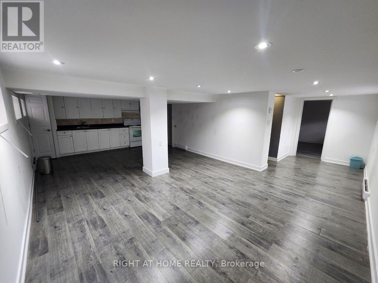 












44 OVERTON CRESCENT

,
Toronto (Banbury-Don Mills),




Ontario
M3B2V2

