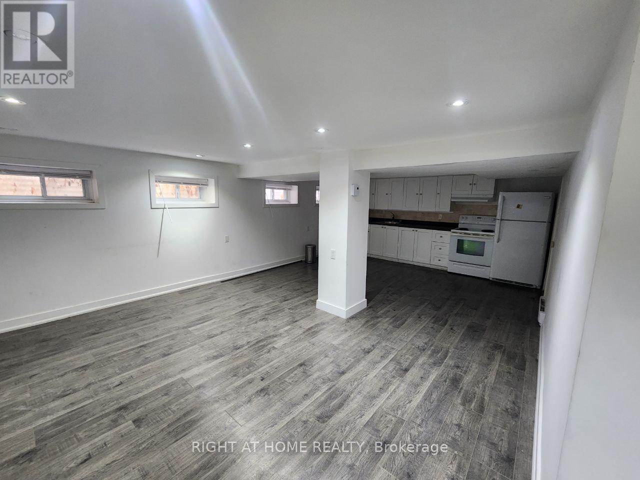 












44 OVERTON CRESCENT

,
Toronto (Banbury-Don Mills),




Ontario
M3B2V2

