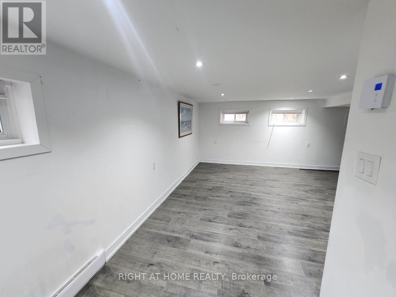 












44 OVERTON CRESCENT

,
Toronto (Banbury-Don Mills),




Ontario
M3B2V2

