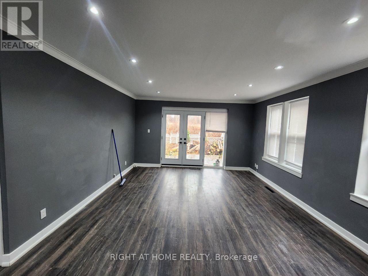 












44 OVERTON CRESCENT

,
Toronto (Banbury-Don Mills),




Ontario
M3B2V2

