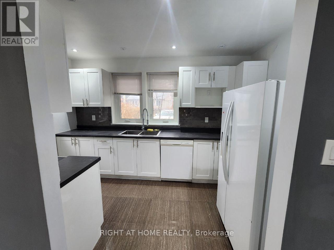 












44 OVERTON CRESCENT

,
Toronto (Banbury-Don Mills),




Ontario
M3B2V2

