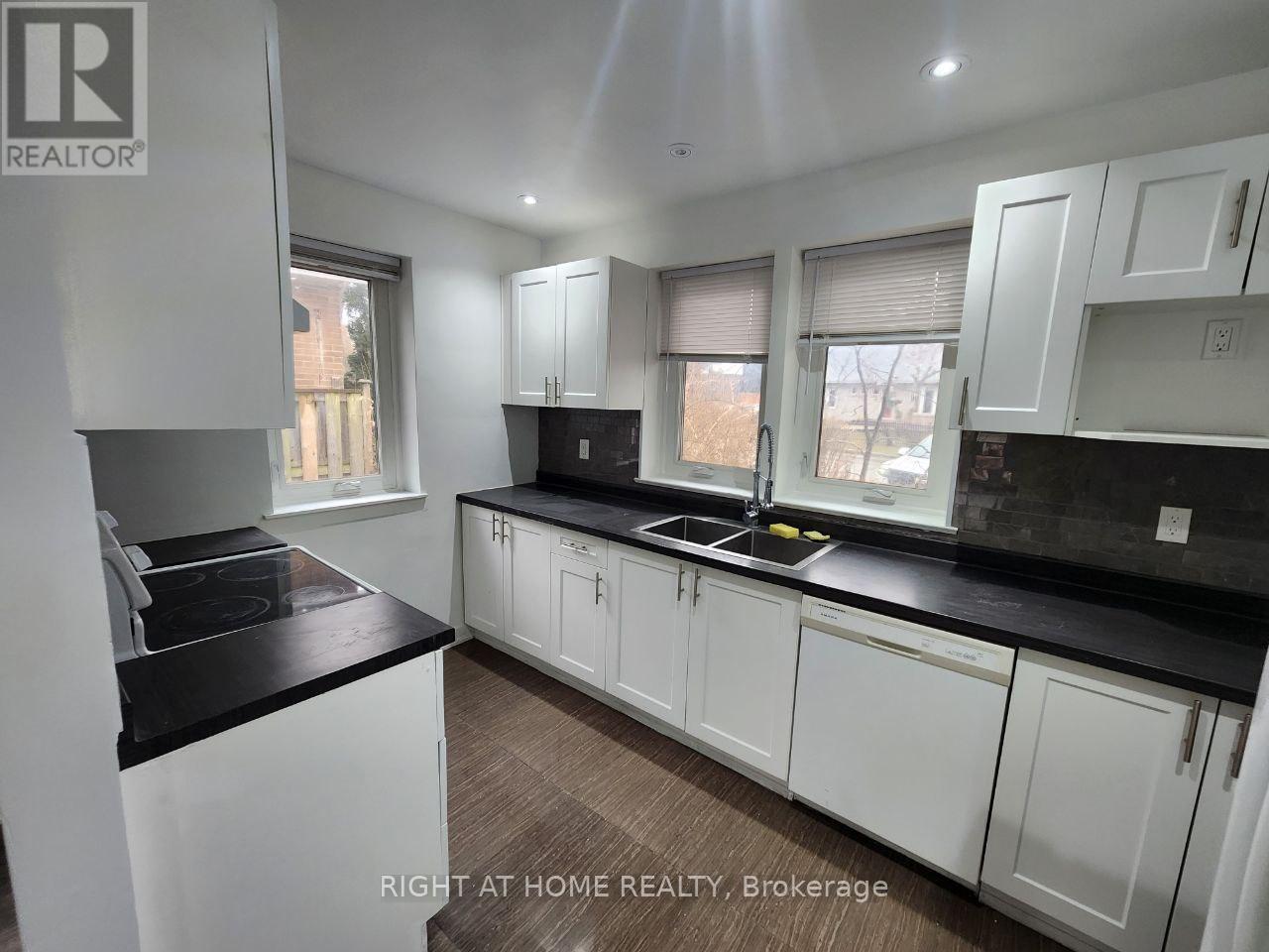 












44 OVERTON CRESCENT

,
Toronto (Banbury-Don Mills),




Ontario
M3B2V2

