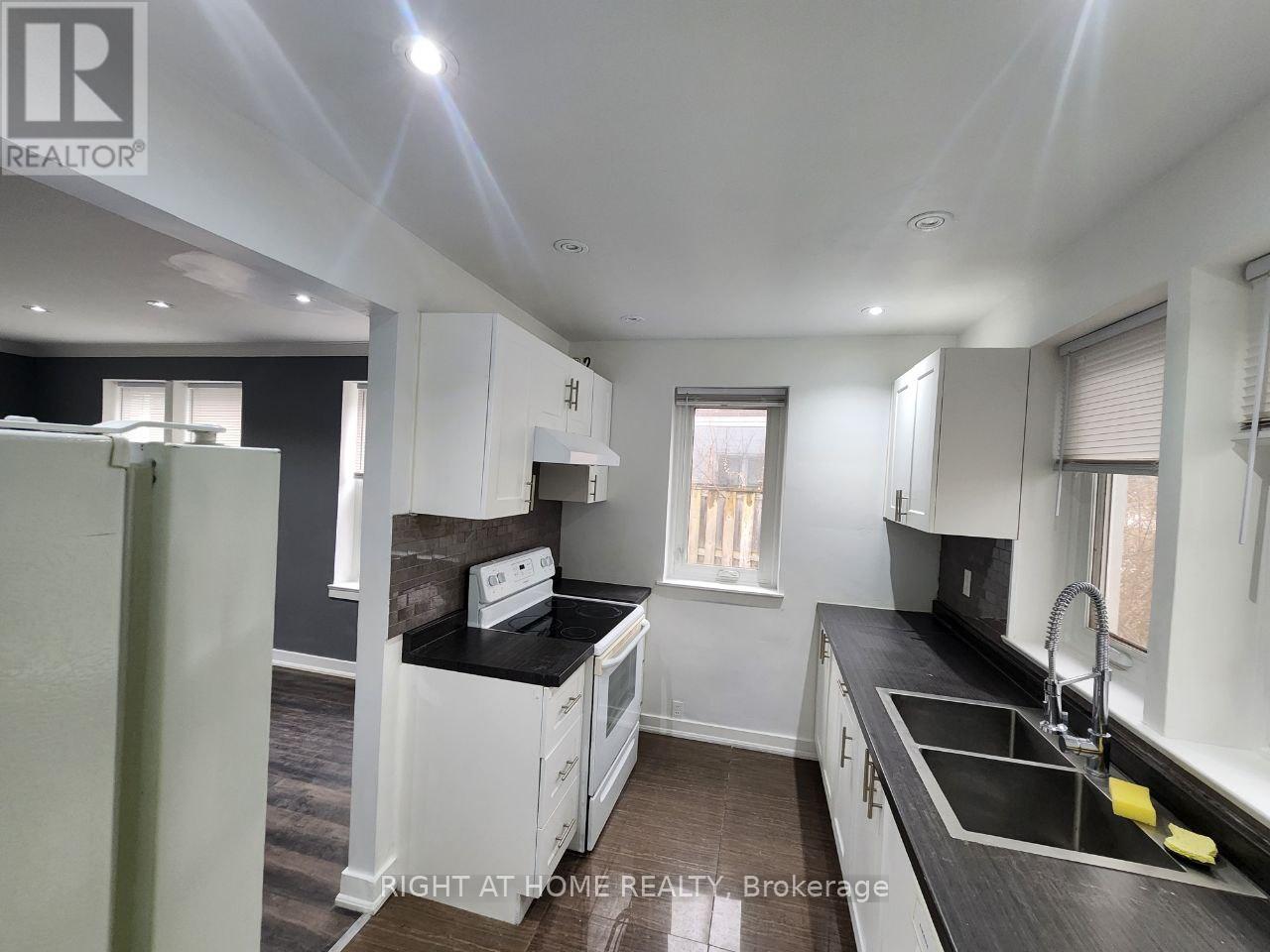 












44 OVERTON CRESCENT

,
Toronto (Banbury-Don Mills),




Ontario
M3B2V2

