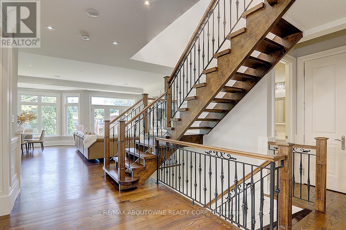 












69 HEATHVIEW AVENUE

,
Toronto (Bayview Village),




Ontario
M2K2C3

