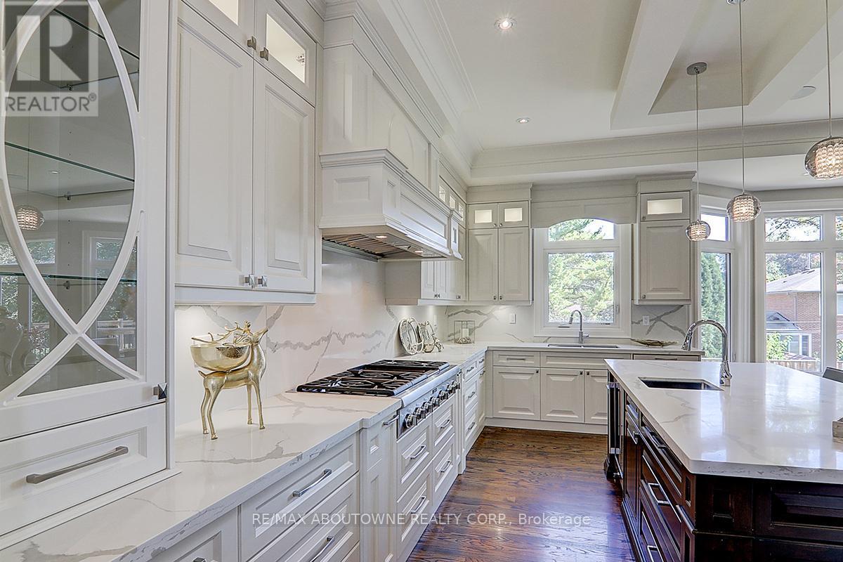 












69 HEATHVIEW AVENUE

,
Toronto (Bayview Village),




Ontario
M2K2C3

