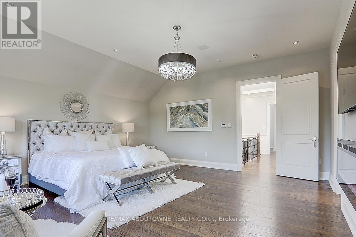 












69 HEATHVIEW AVENUE

,
Toronto (Bayview Village),




Ontario
M2K2C3

