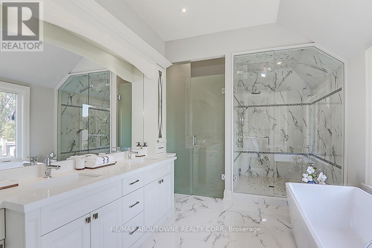 












69 HEATHVIEW AVENUE

,
Toronto (Bayview Village),




Ontario
M2K2C3

