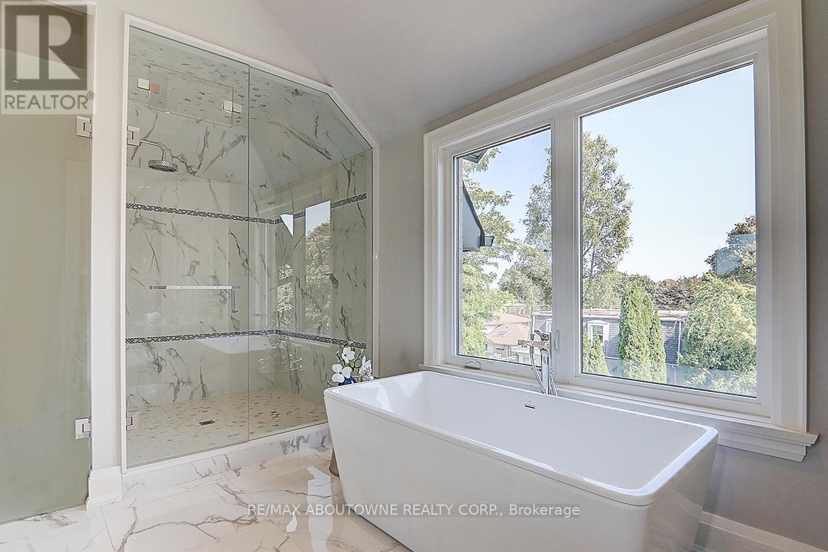 












69 HEATHVIEW AVENUE

,
Toronto (Bayview Village),




Ontario
M2K2C3

