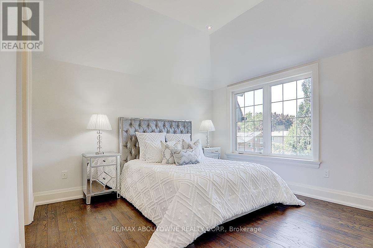 












69 HEATHVIEW AVENUE

,
Toronto (Bayview Village),




Ontario
M2K2C3

