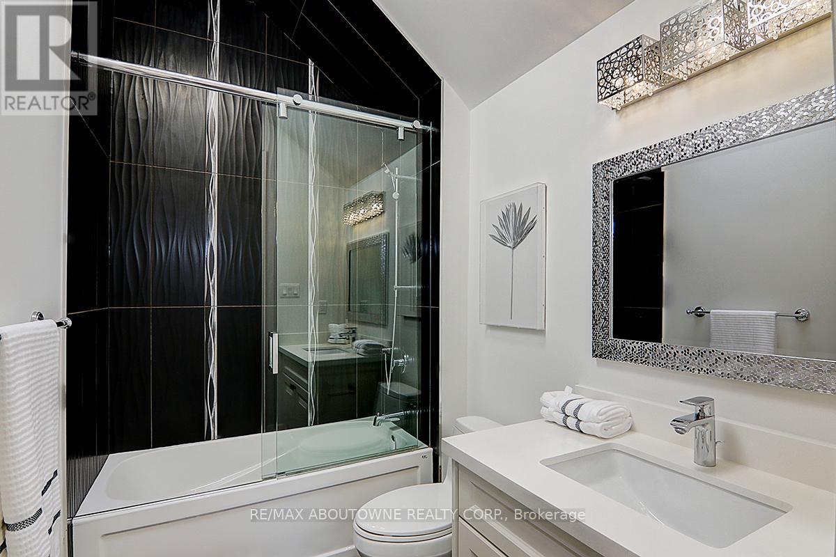 












69 HEATHVIEW AVENUE

,
Toronto (Bayview Village),




Ontario
M2K2C3

