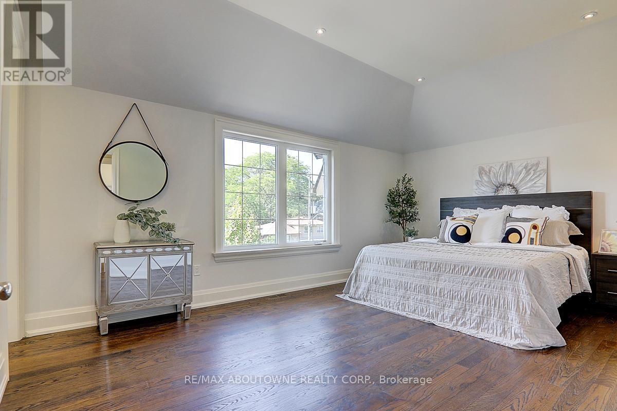 












69 HEATHVIEW AVENUE

,
Toronto (Bayview Village),




Ontario
M2K2C3

