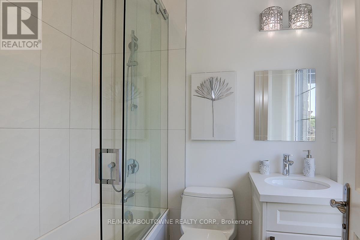 












69 HEATHVIEW AVENUE

,
Toronto (Bayview Village),




Ontario
M2K2C3


