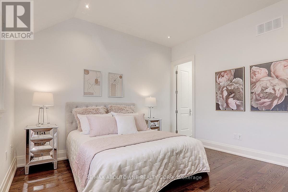 












69 HEATHVIEW AVENUE

,
Toronto (Bayview Village),




Ontario
M2K2C3

