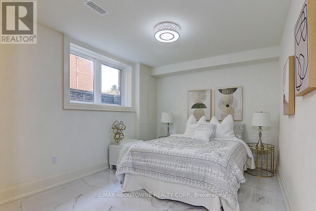 












69 HEATHVIEW AVENUE

,
Toronto (Bayview Village),




Ontario
M2K2C3

