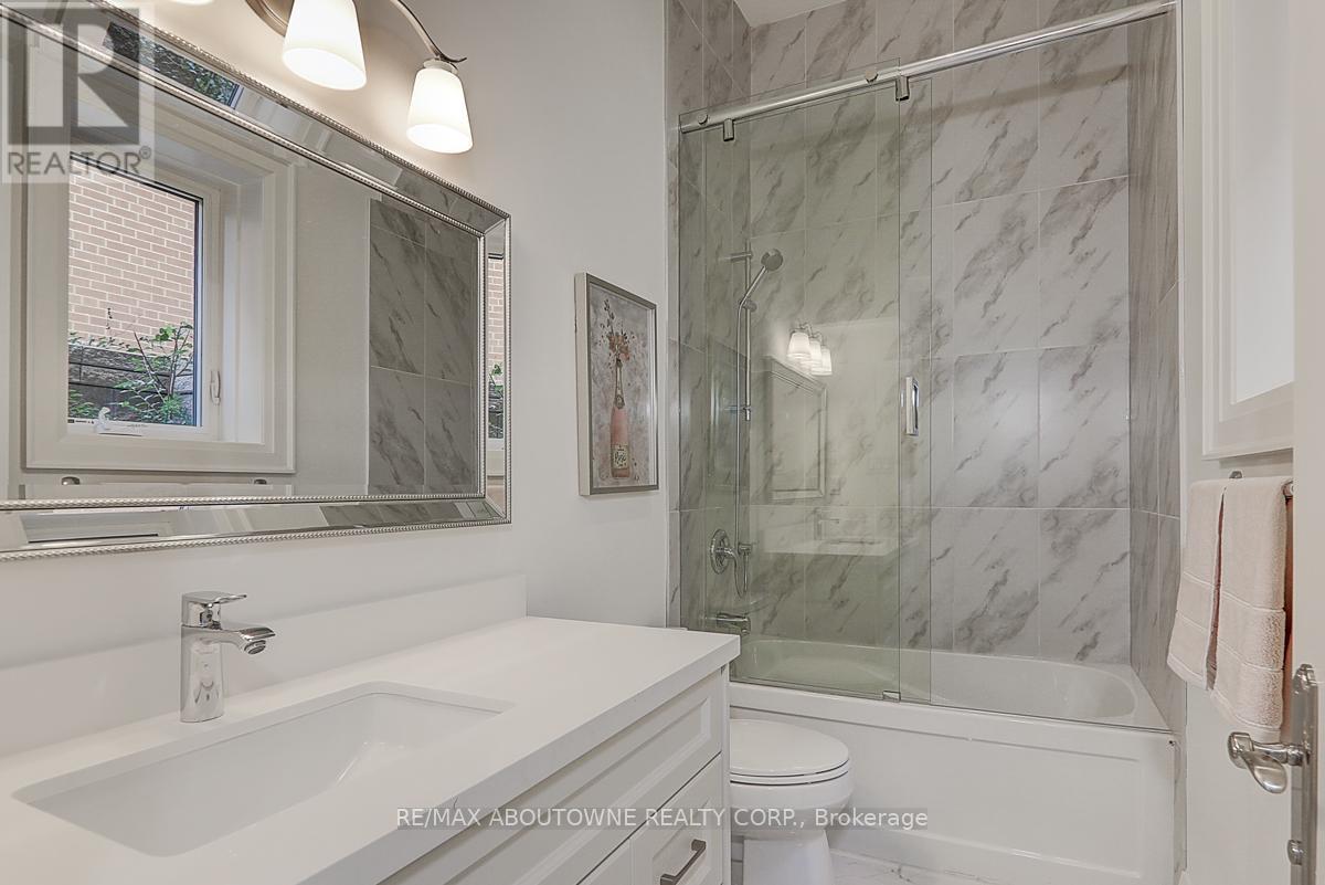 












69 HEATHVIEW AVENUE

,
Toronto (Bayview Village),




Ontario
M2K2C3


