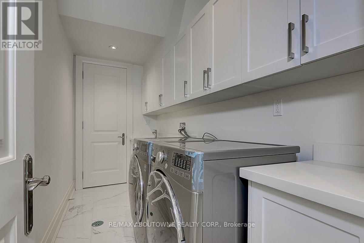 












69 HEATHVIEW AVENUE

,
Toronto (Bayview Village),




Ontario
M2K2C3

