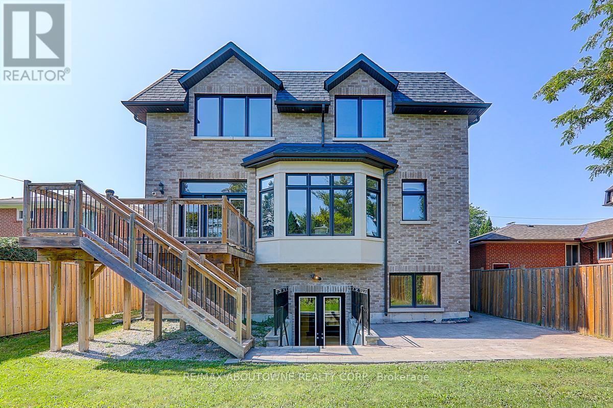 












69 HEATHVIEW AVENUE

,
Toronto (Bayview Village),




Ontario
M2K2C3


