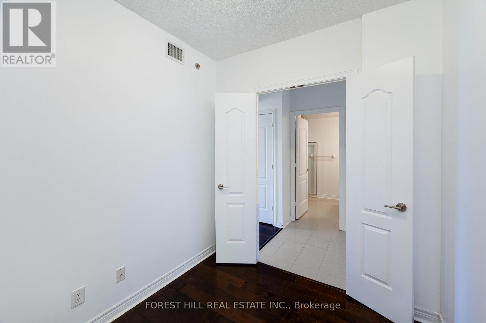 












510 - 2756 OLD LESLIE STREET

,
Toronto (Bayview Village),




Ontario
M2K0E2

