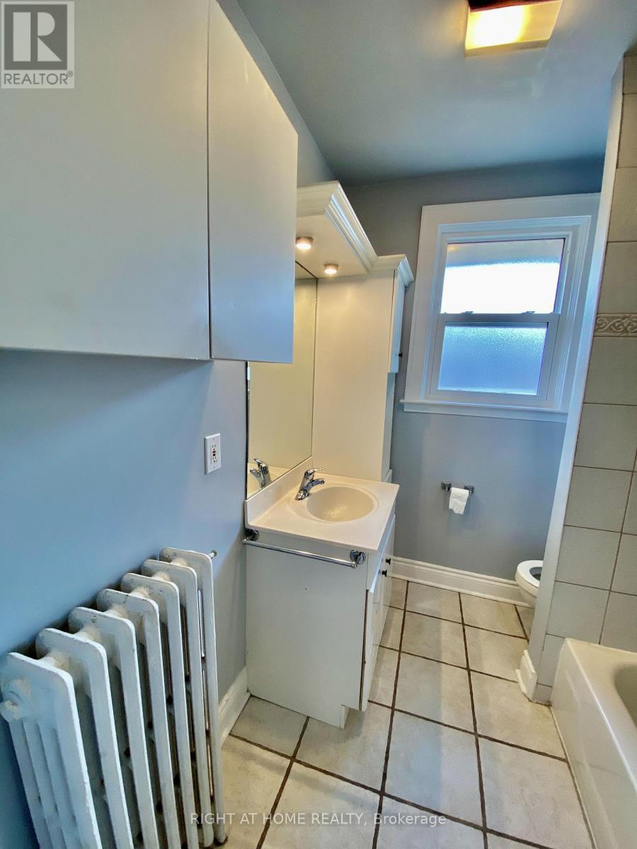 












1196 AVENUE ROAD

,
Toronto (Lawrence Park South),




Ontario
M5N2G1


