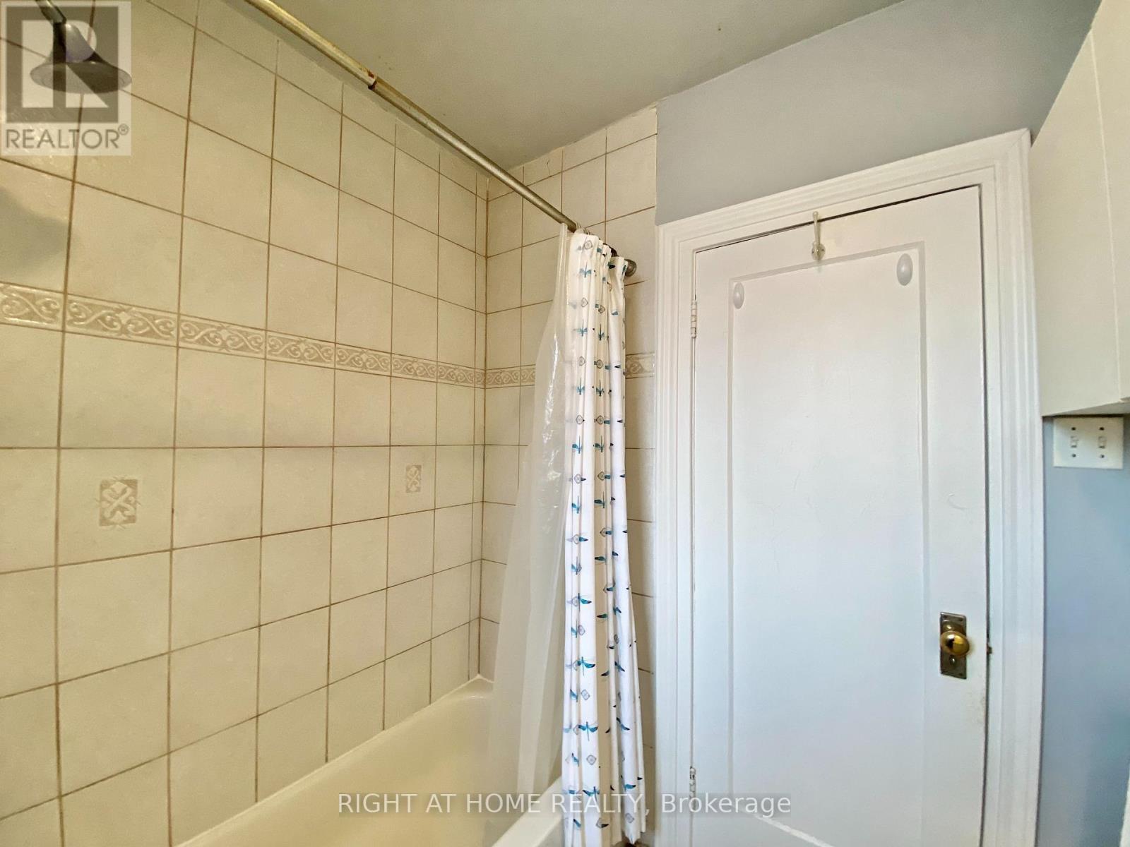 












1196 AVENUE ROAD

,
Toronto (Lawrence Park South),




Ontario
M5N2G1


