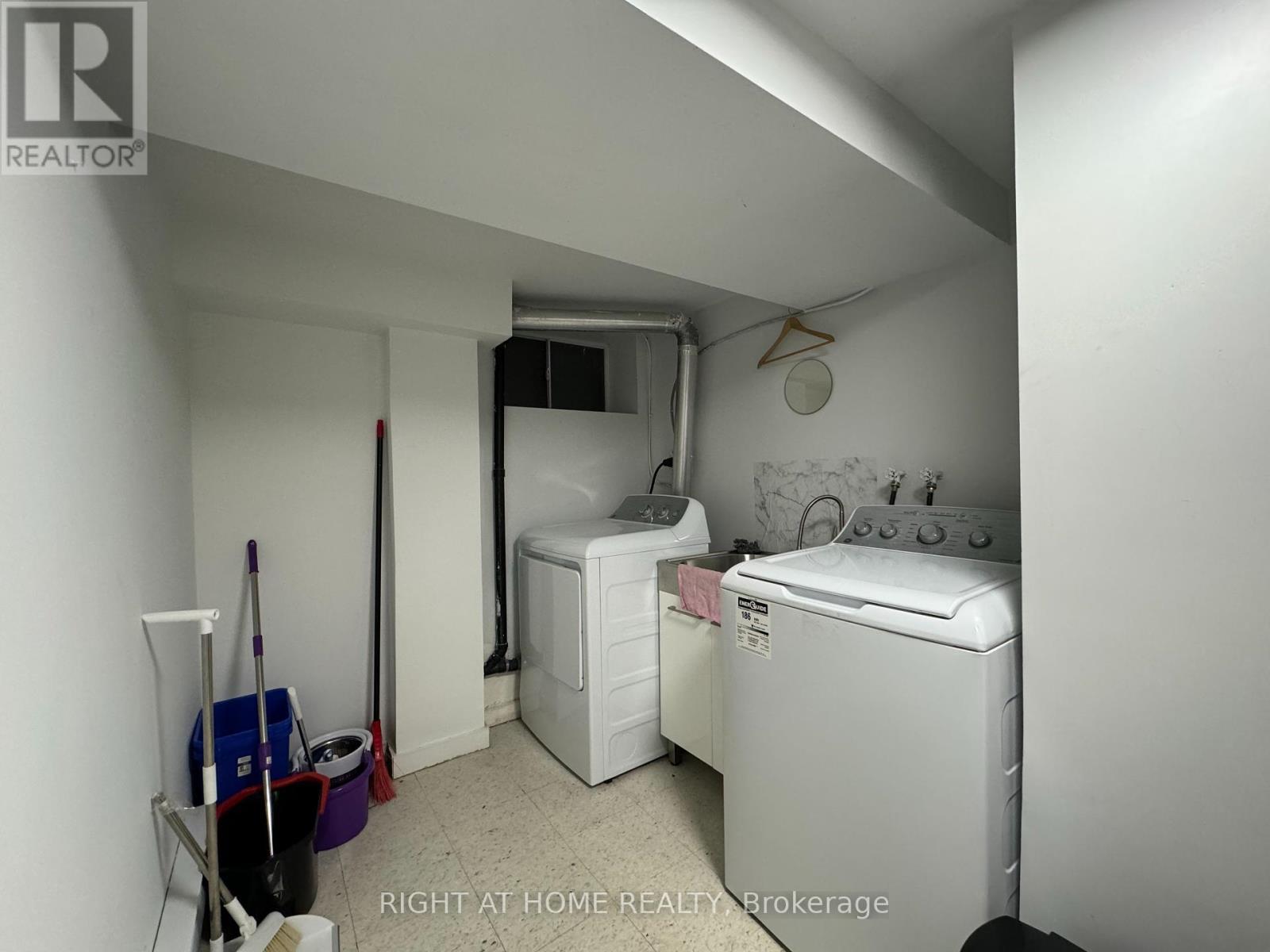 












1196 AVENUE ROAD

,
Toronto (Lawrence Park South),




Ontario
M5N2G1


