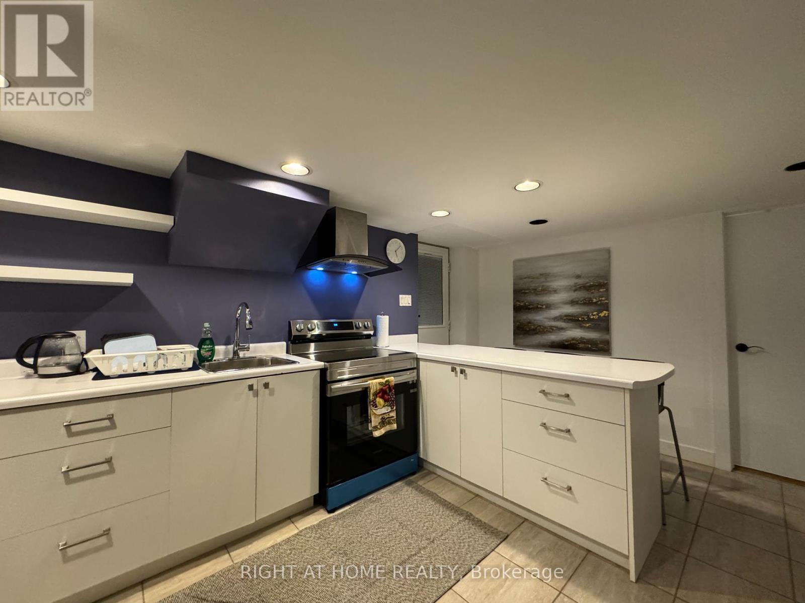 












1196 AVENUE ROAD

,
Toronto (Lawrence Park South),




Ontario
M5N2G1

