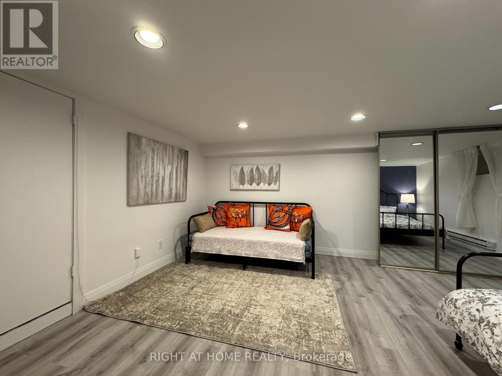 












1196 AVENUE ROAD

,
Toronto (Lawrence Park South),




Ontario
M5N2G1

