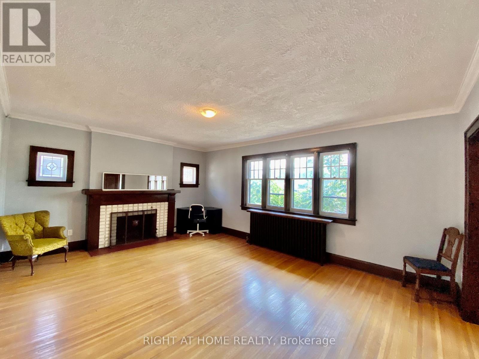 












1196 AVENUE ROAD

,
Toronto (Lawrence Park South),




Ontario
M5N2G1

