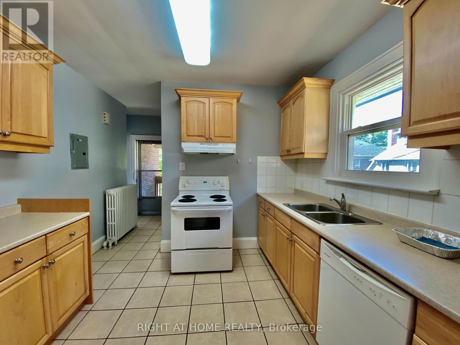 












1196 AVENUE ROAD

,
Toronto (Lawrence Park South),




Ontario
M5N2G1

