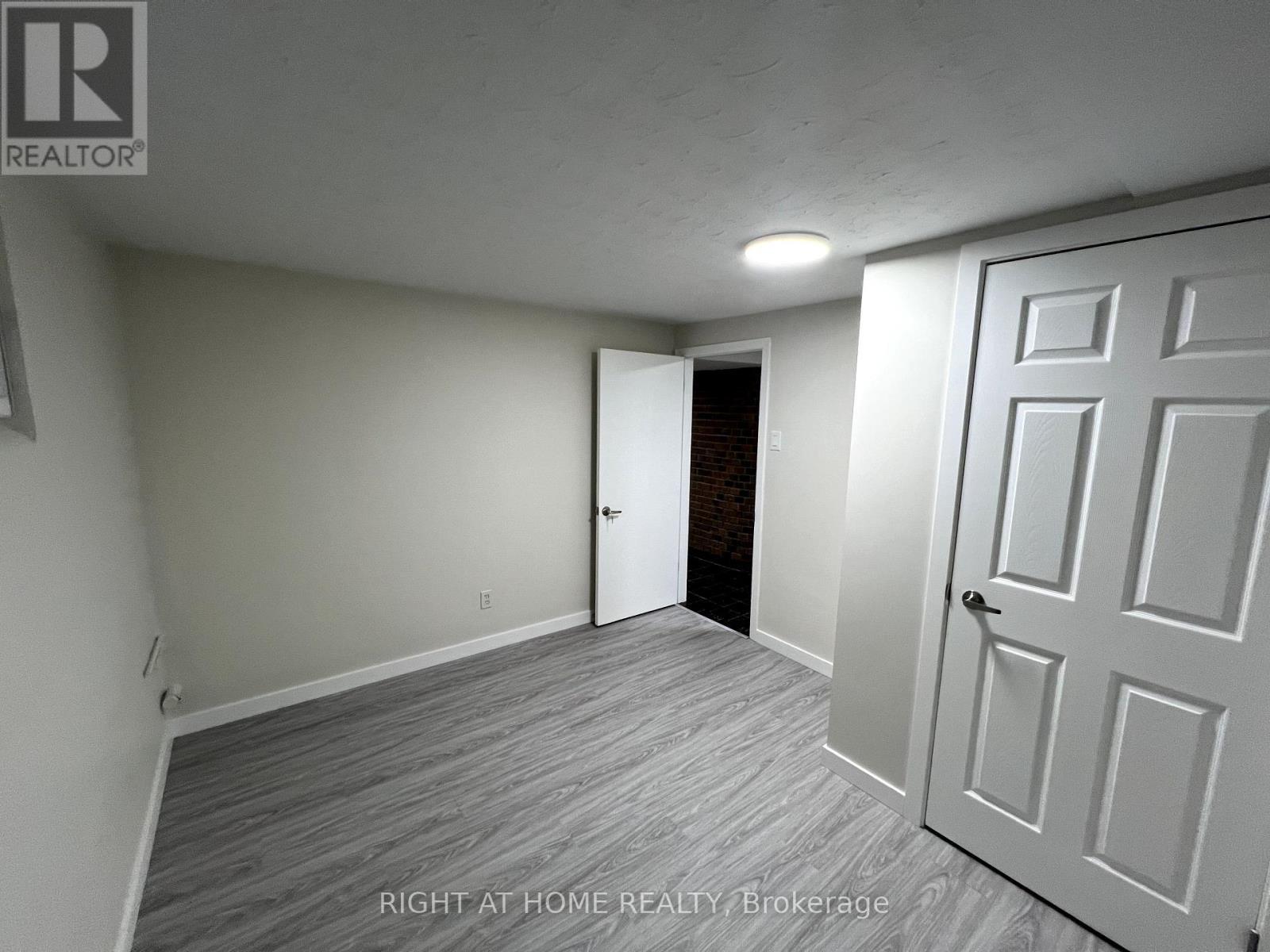 












9 DEWLANE DRIVE

,
Toronto (Newtonbrook West),




Ontario
M2R2P7

