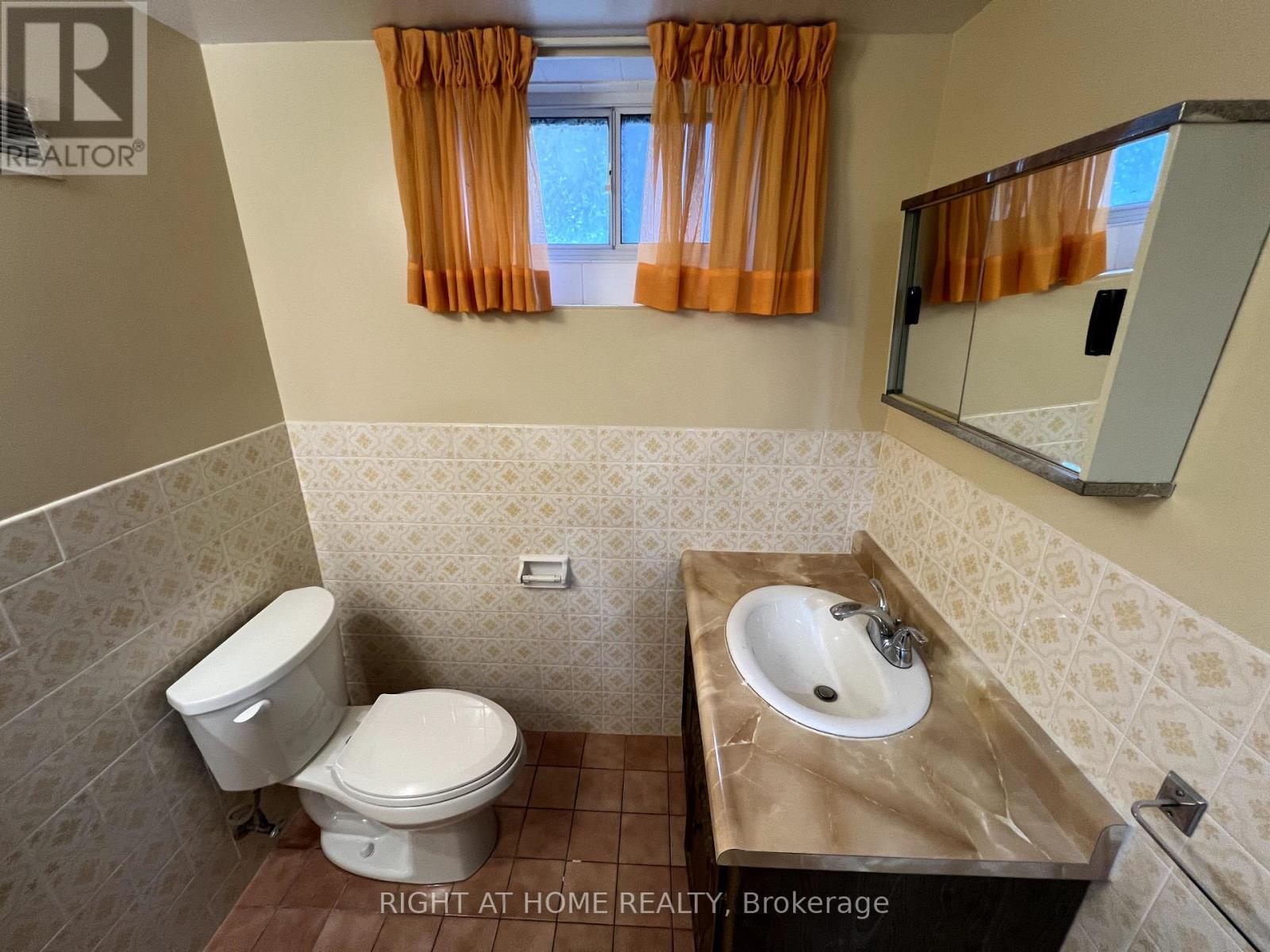












9 DEWLANE DRIVE

,
Toronto (Newtonbrook West),




Ontario
M2R2P7

