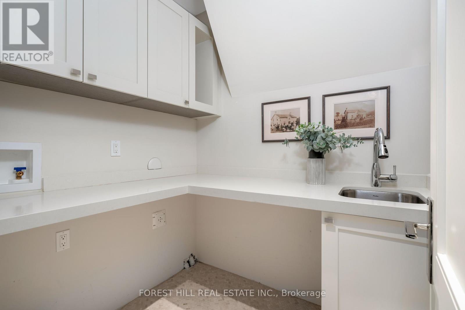 












19 VESTA DRIVE

,
Toronto (Forest Hill South),




Ontario
M5P2Z4

