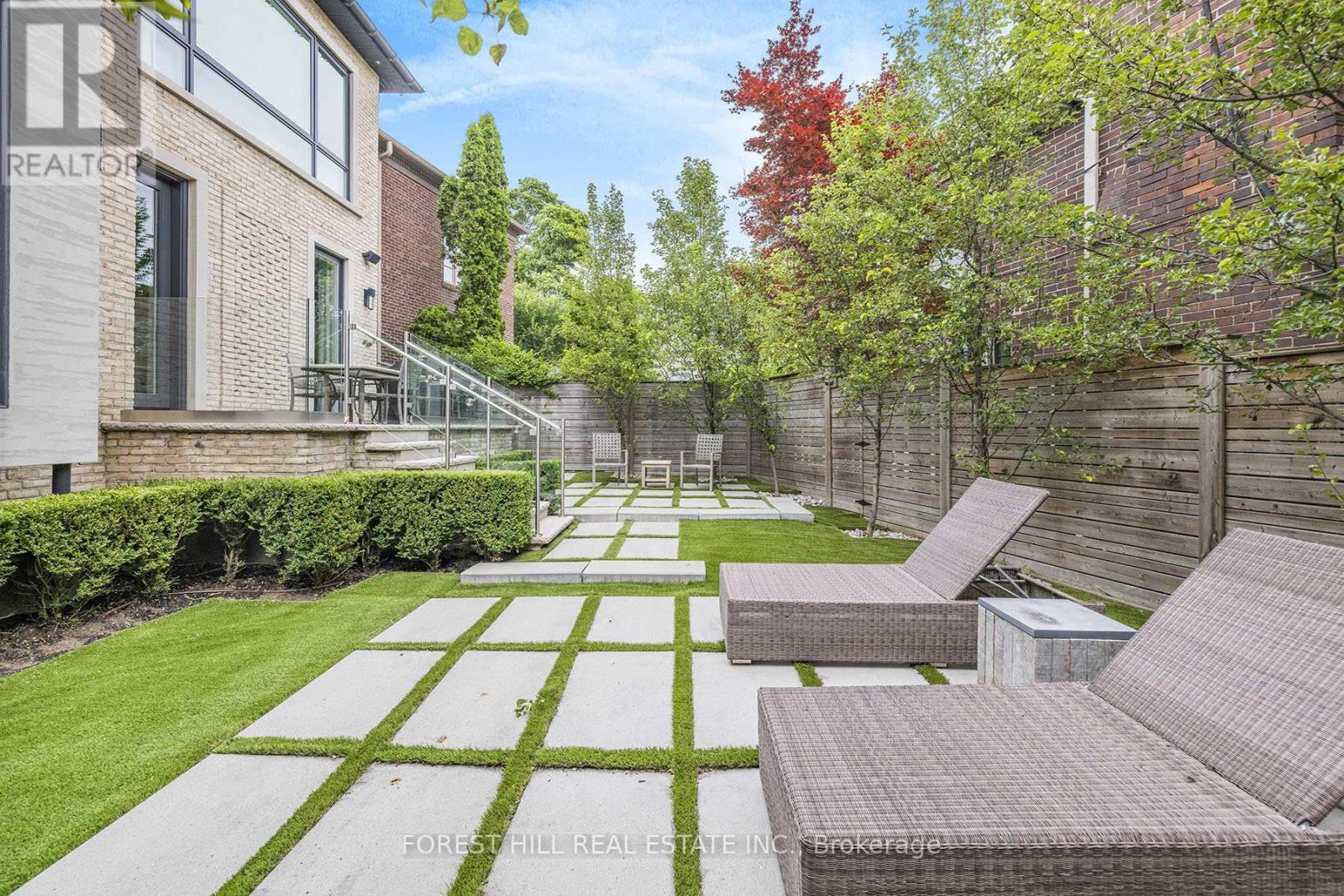 












19 VESTA DRIVE

,
Toronto (Forest Hill South),




Ontario
M5P2Z4

