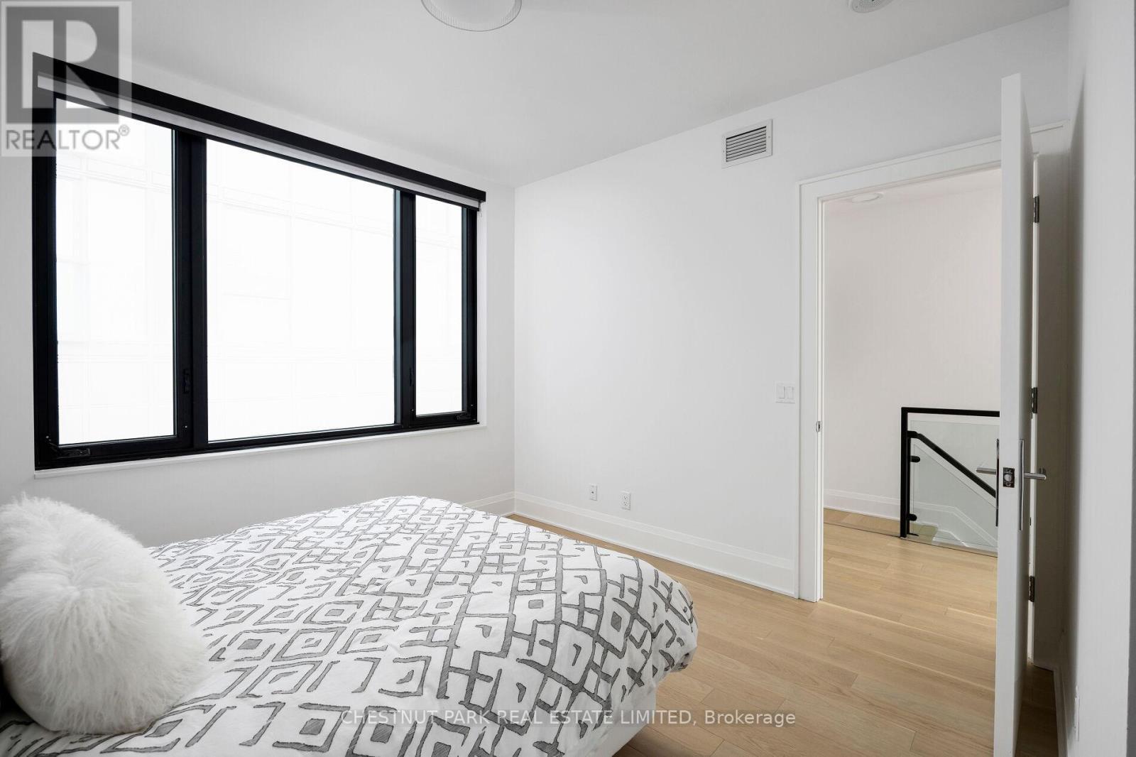












75 FOXBAR ROAD

,
Toronto (Yonge-St. Clair),




Ontario
M4V2G5

