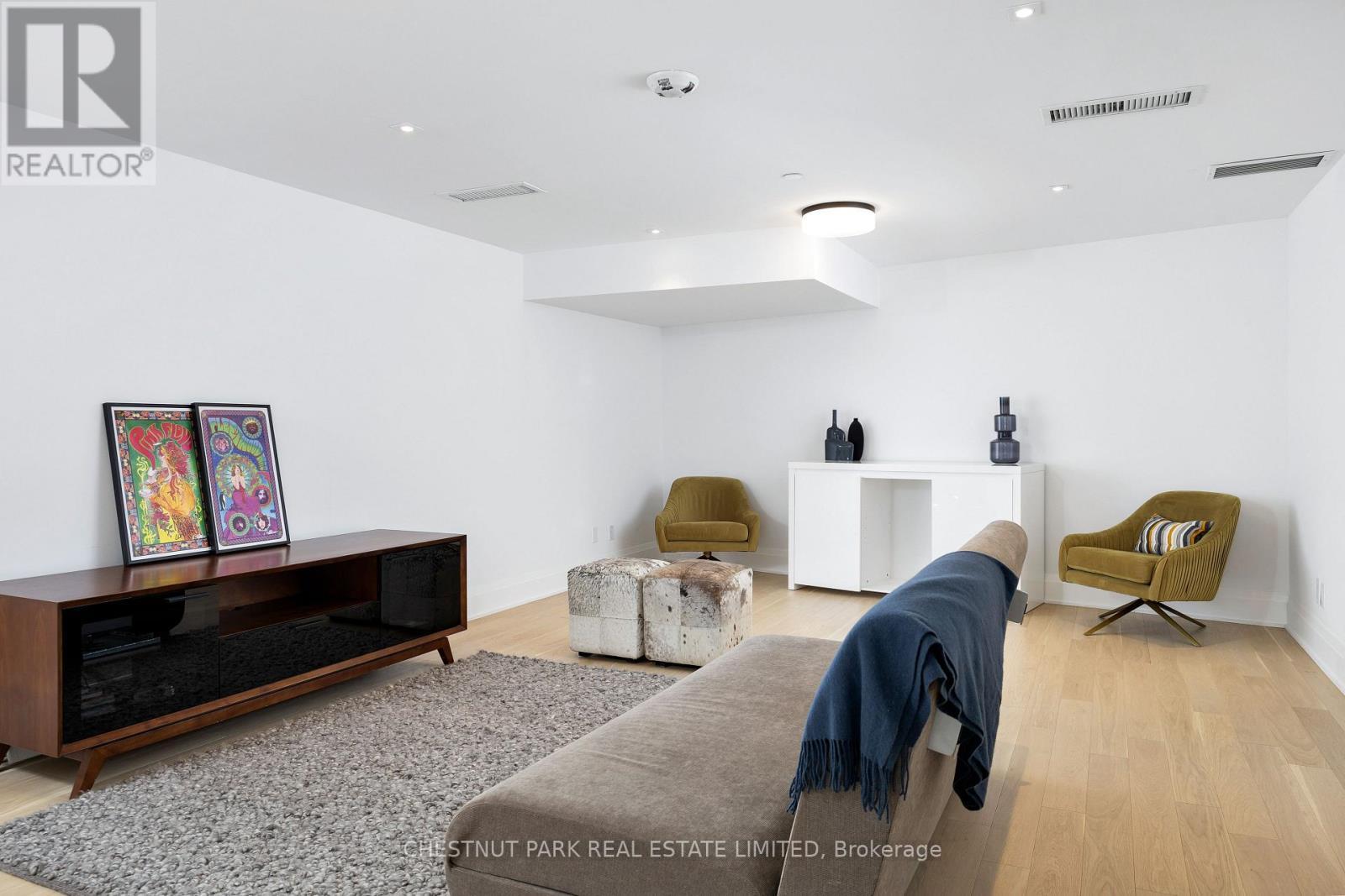 












75 FOXBAR ROAD

,
Toronto (Yonge-St. Clair),




Ontario
M4V2G5

