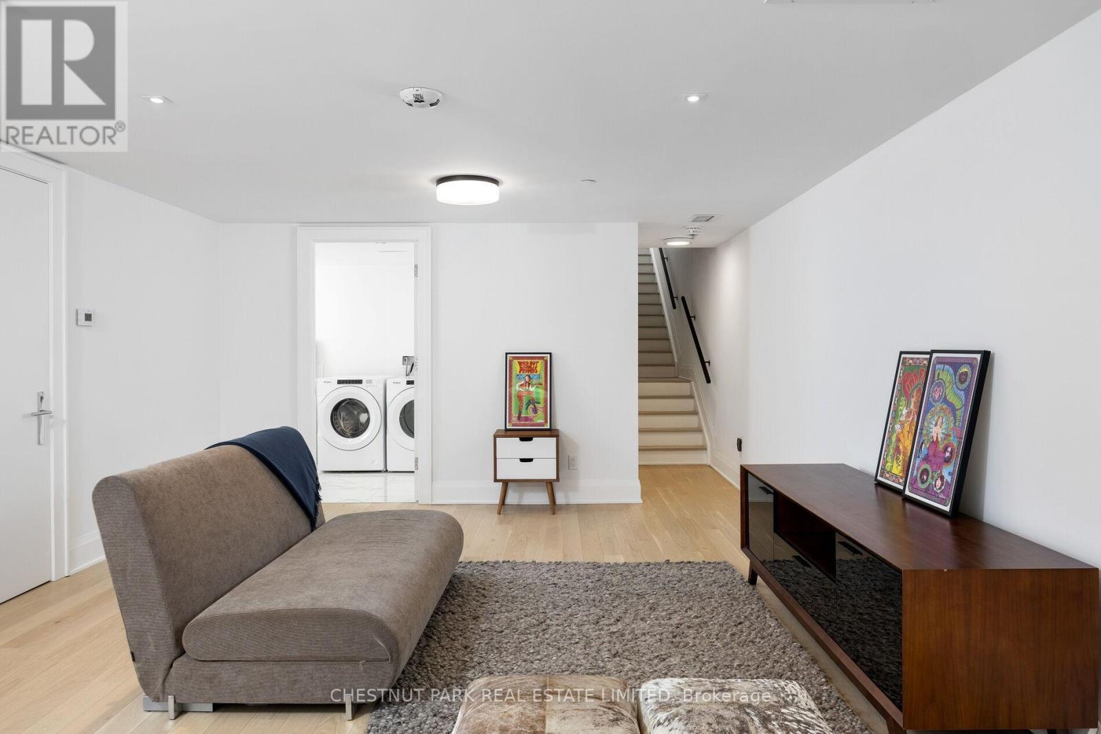 












75 FOXBAR ROAD

,
Toronto (Yonge-St. Clair),




Ontario
M4V2G5

