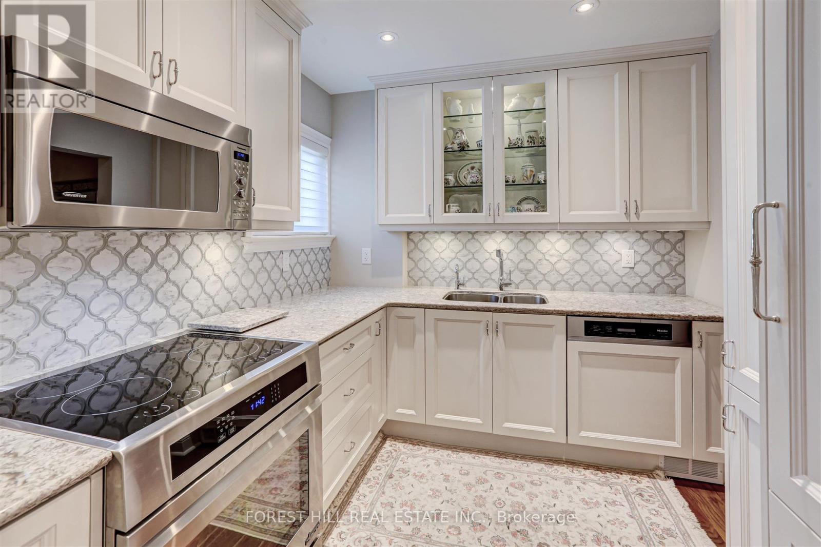 












465 SPADINA ROAD

,
Toronto (Forest Hill South),




Ontario
M5P2W5

