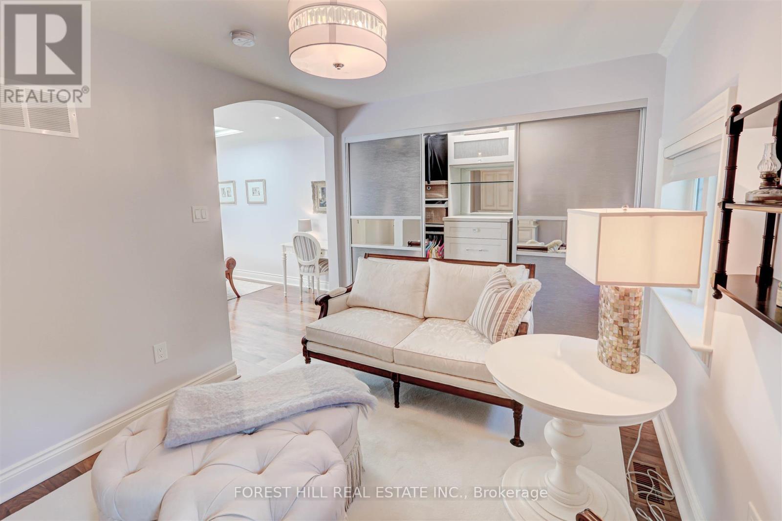 












465 SPADINA ROAD

,
Toronto (Forest Hill South),




Ontario
M5P2W5

