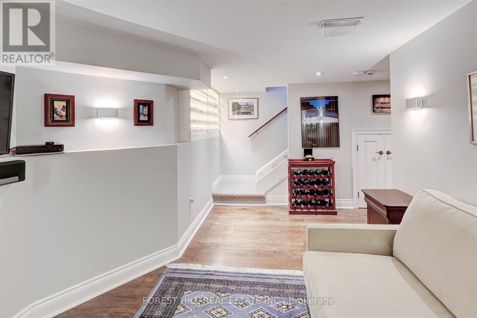 












465 SPADINA ROAD

,
Toronto (Forest Hill South),




Ontario
M5P2W5


