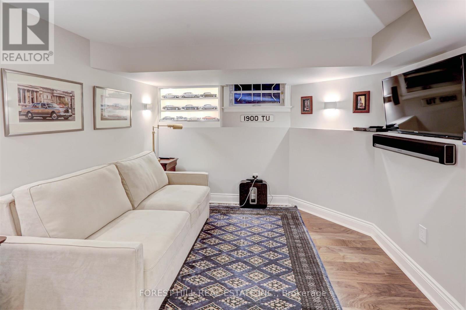 












465 SPADINA ROAD

,
Toronto (Forest Hill South),




Ontario
M5P2W5

