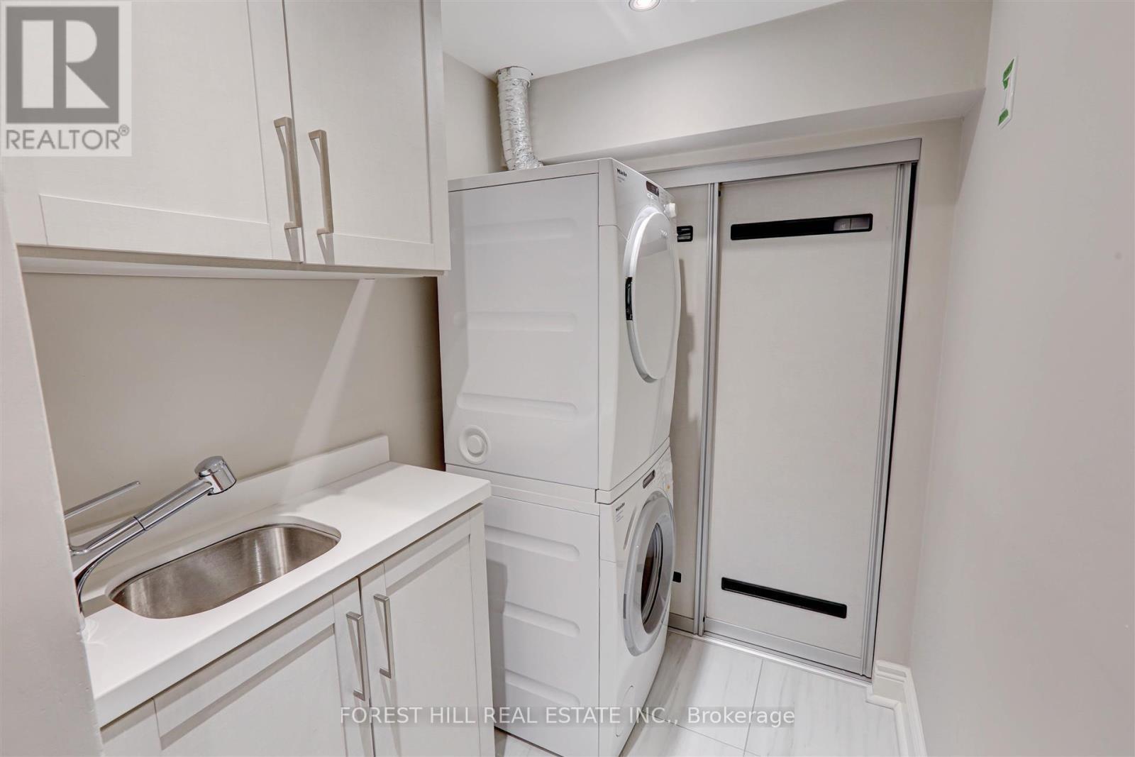 












465 SPADINA ROAD

,
Toronto (Forest Hill South),




Ontario
M5P2W5

