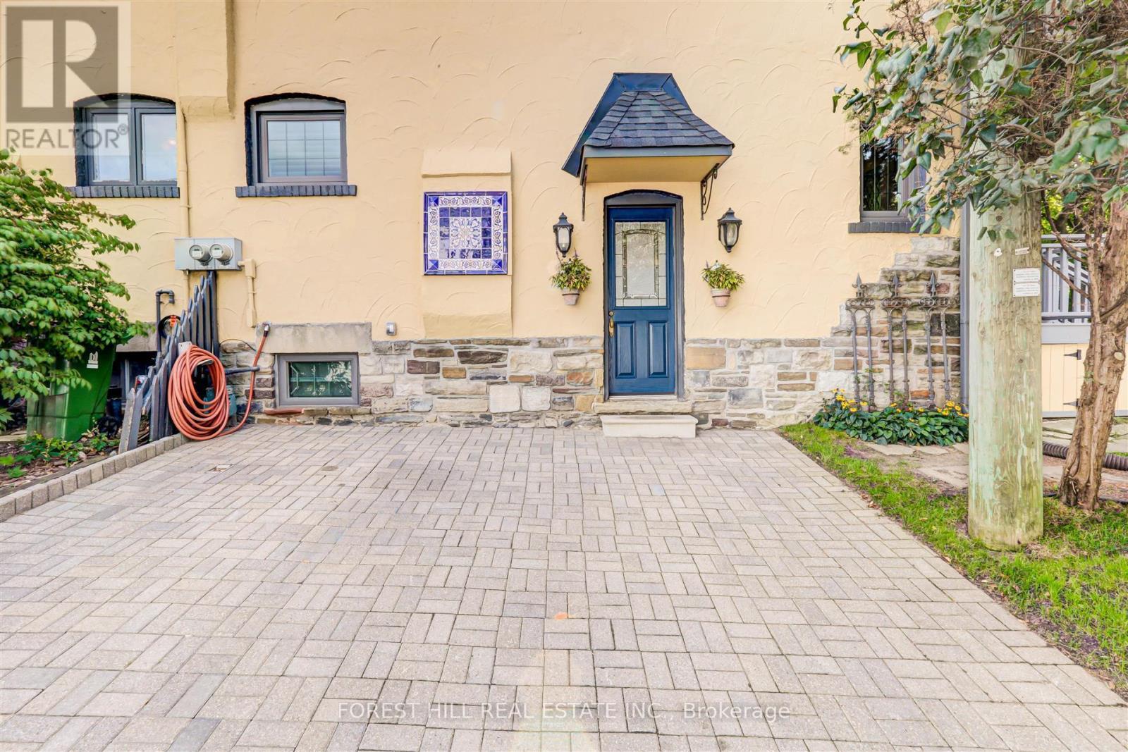 












465 SPADINA ROAD

,
Toronto (Forest Hill South),




Ontario
M5P2W5

