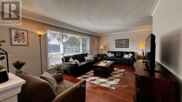 












12 KENEWEN COURT

,
Toronto (Victoria Village),




Ontario
M4A1R8

