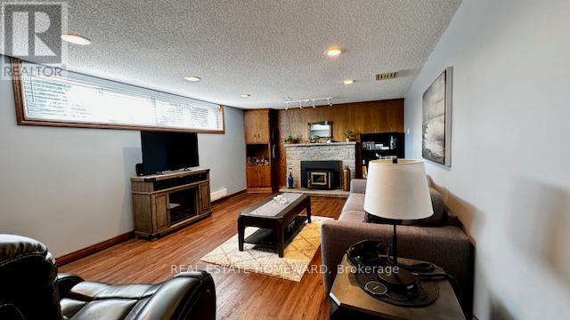 












12 KENEWEN COURT

,
Toronto (Victoria Village),




Ontario
M4A1R8


