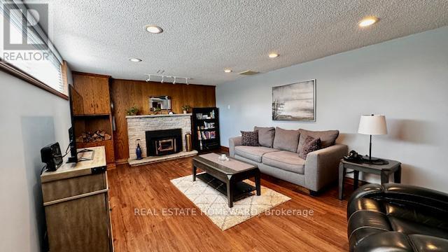 












12 KENEWEN COURT

,
Toronto (Victoria Village),




Ontario
M4A1R8

