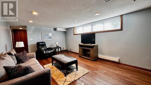 












12 KENEWEN COURT

,
Toronto (Victoria Village),




Ontario
M4A1R8


