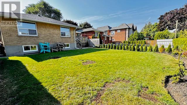 












12 KENEWEN COURT

,
Toronto (Victoria Village),




Ontario
M4A1R8


