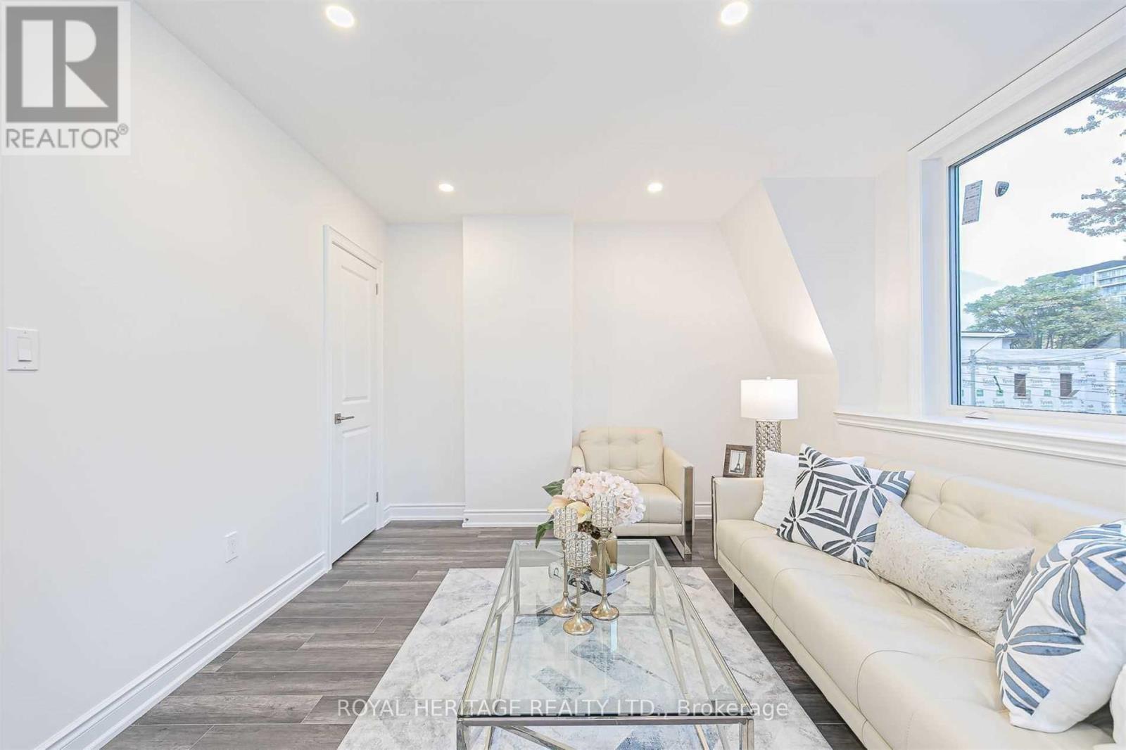 












66A BELLEVUE AVENUE

,
Toronto (Kensington-Chinatown),




Ontario
M5T2N4

