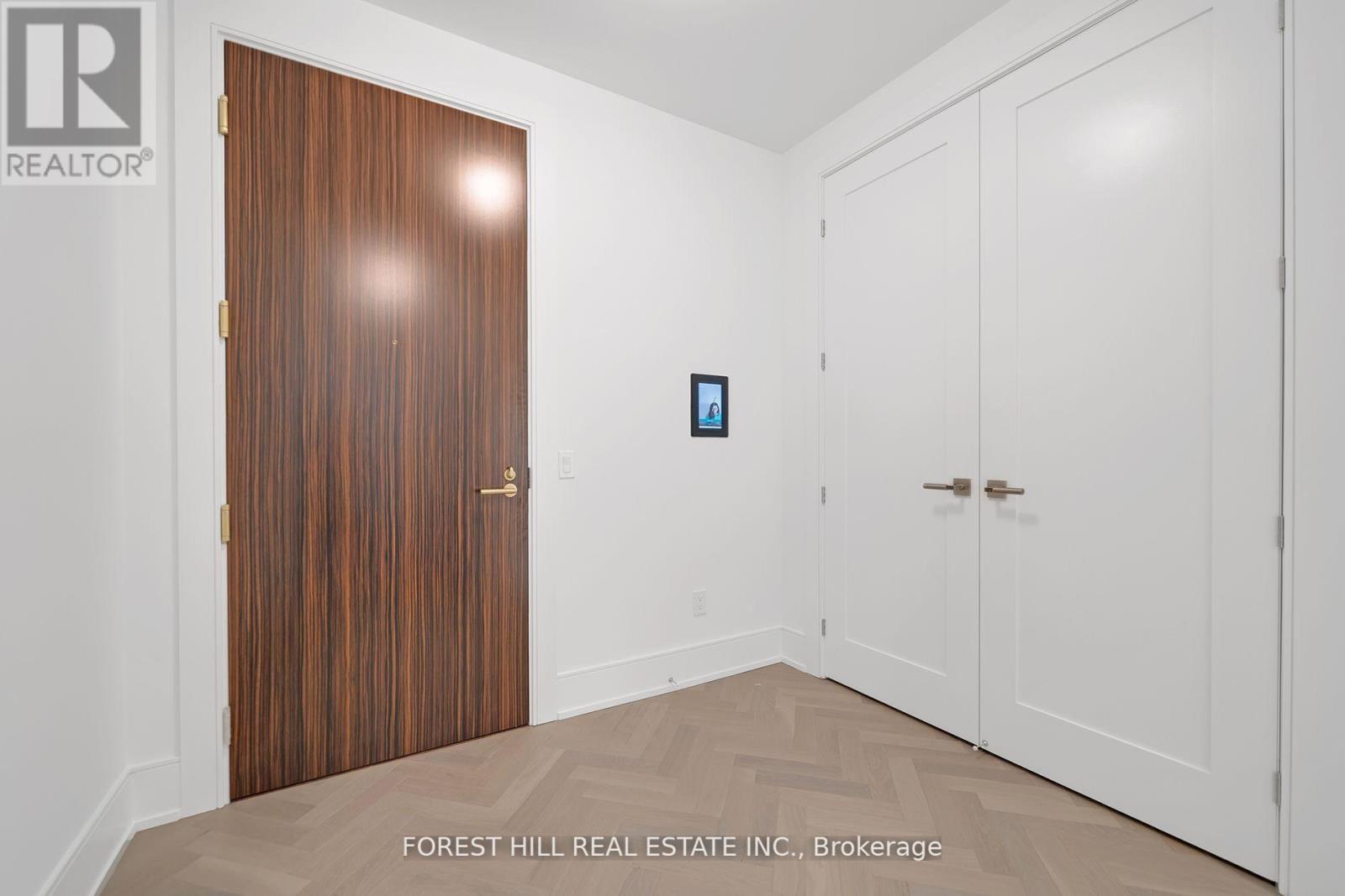 












707 - 455 WELLINGTON STREET W

,
Toronto (Waterfront Communities),




Ontario
M5V0V8

